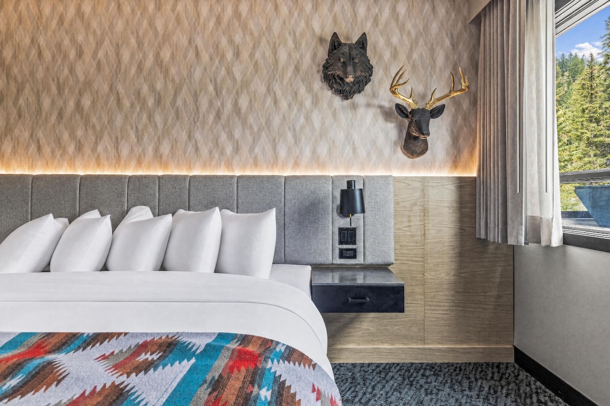 King Suite (No Pets, Spa Not Included) | Premium bedding, in-room safe, desk, blackout curtains