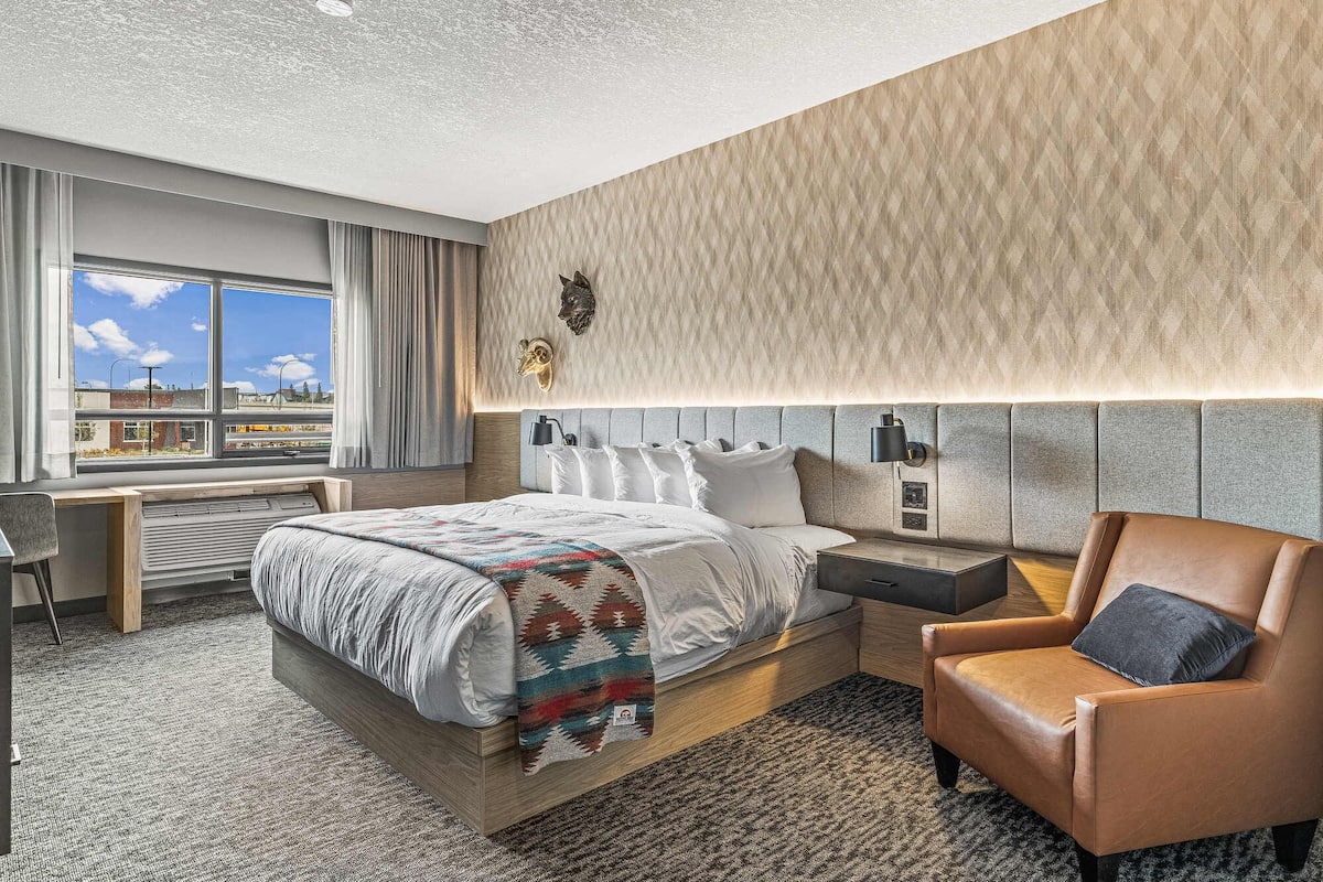 Premium bedding, in-room safe, desk, blackout drapes