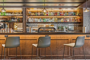 2 restaurants; breakfast and dinner served