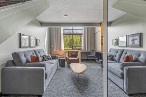 Loft, 1 cama de matrimonio grande con sofá cama (Suite No Pets) | Zona de estar | Televisión de pantalla plana de 55 pulgadas con canales por cable