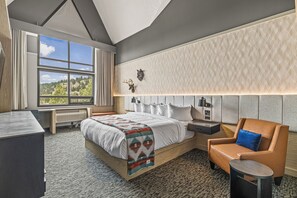 高档床上用品、客房内保险箱、办公桌、遮  光窗帘