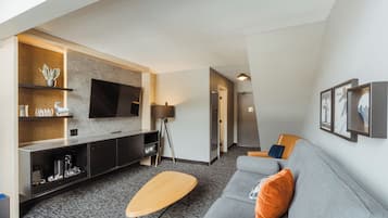 Loft, 1 cama de matrimonio grande con sofá cama (Suite No Pets) | Zona de estar | Televisión de pantalla plana de 55 pulgadas con canales por cable