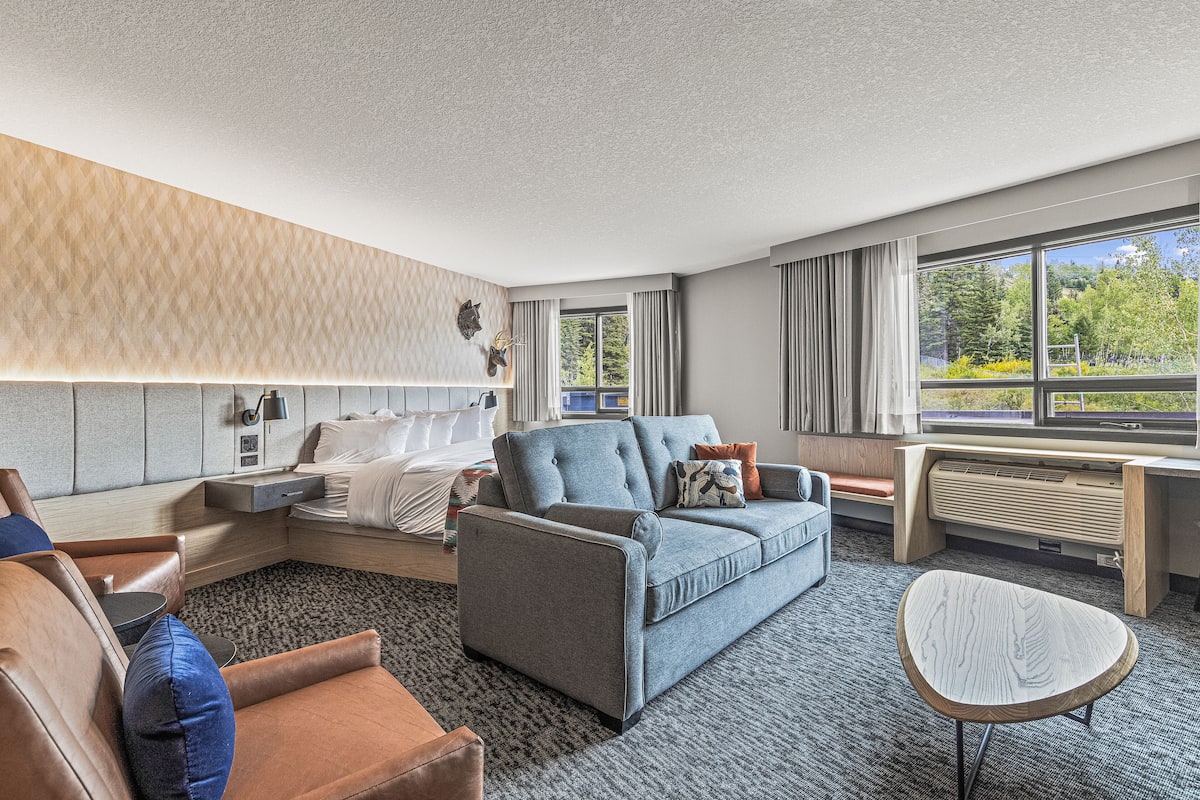 King Suite (No Pets) | 1 bedroom, premium bedding, in-room safe, desk