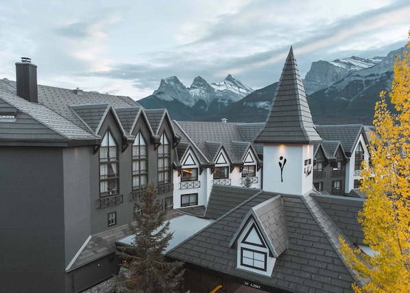 Exterior - Everwild Canmore Hotel (Canmore)