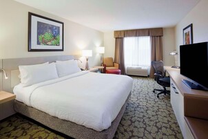 客房内保险箱、办公桌、笔记本电脑工作区、遮光窗帘