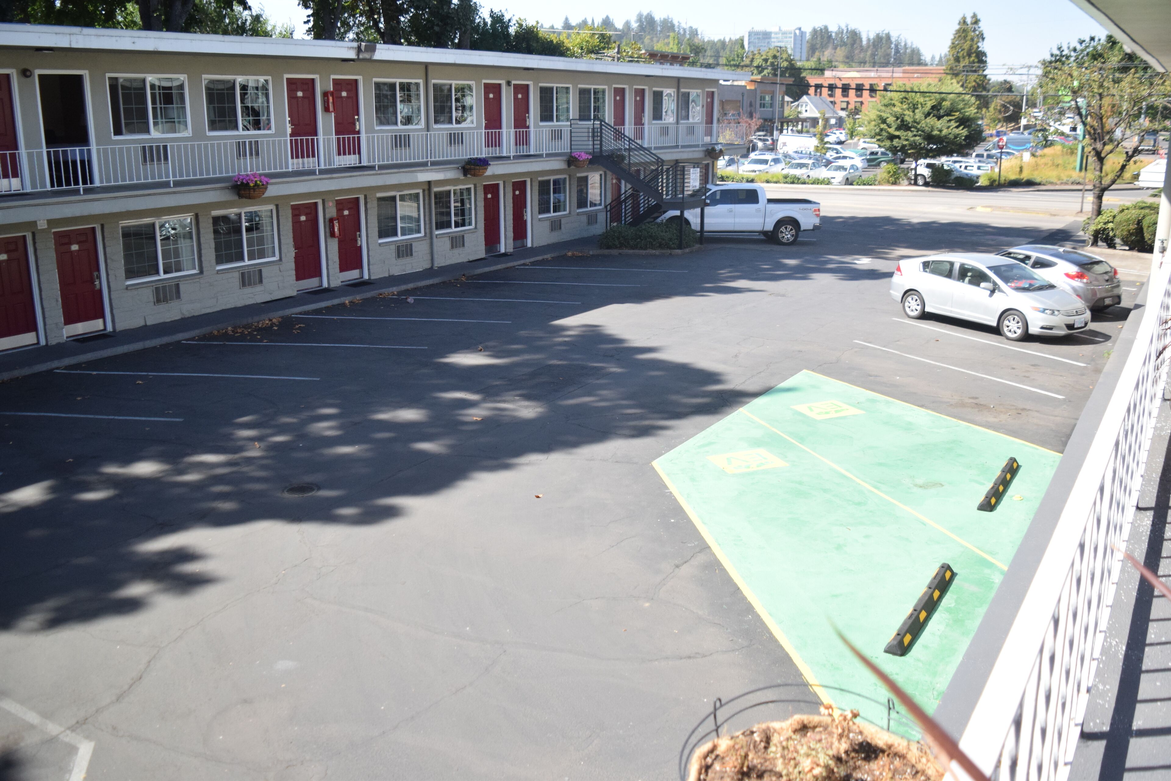 Un motel à deux étages, doté d’un parking et d’un terrain de sport extérieur.