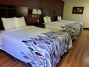 Habitación Deluxe, para no fumadores (3 Queen Beds) | Escritorio, tabla de planchar con plancha y cunas gratuitas 