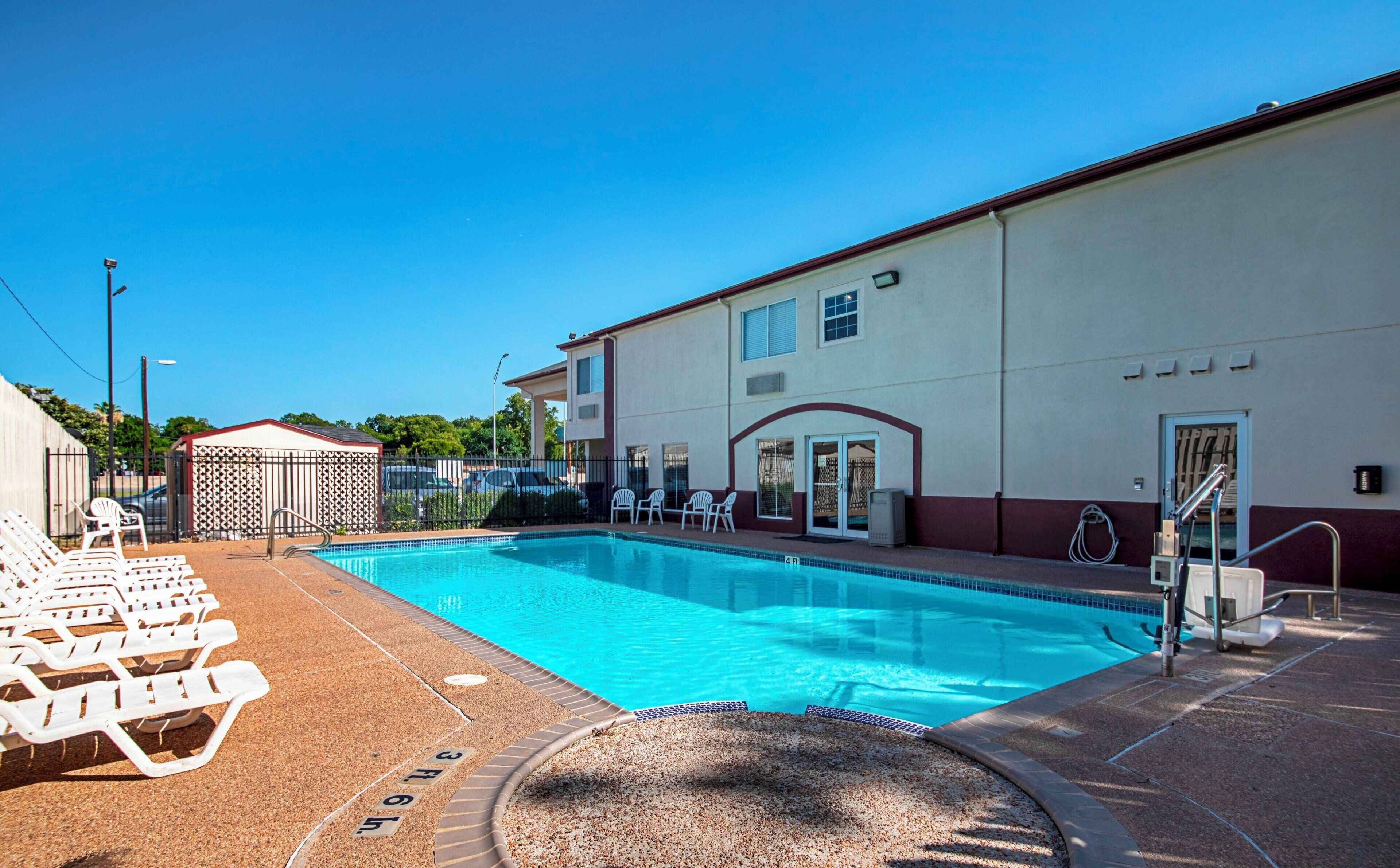 Una piscina al aire libre (de 10:00 a 22:00), sombrillas, tumbonas