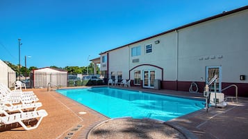 Una piscina al aire libre (de 10:00 a 22:00), sombrillas, tumbonas