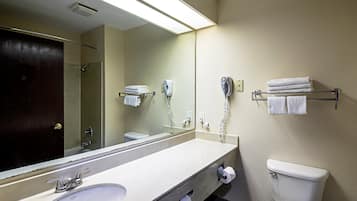 Gratis toiletartikelen, een haardroger, handdoeken