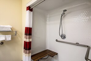 Free toiletries, hair dryer, towels - Red Roof Inn San Marcos (San Marcos)