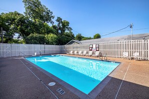 Piscina externa, funciona das 10h às 22h, guarda-sóis, espreguiçadeiras