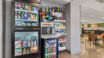 Un espace de vente proposant divers en-cas, boissons et produits emballés.