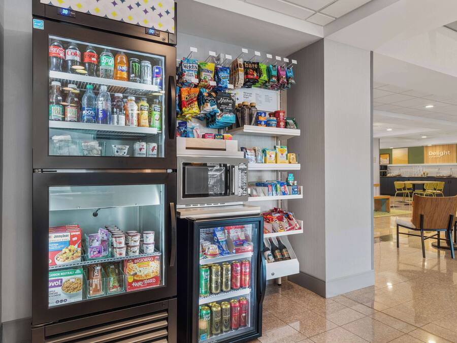Un espace de vente proposant divers en-cas, boissons et produits emballés.