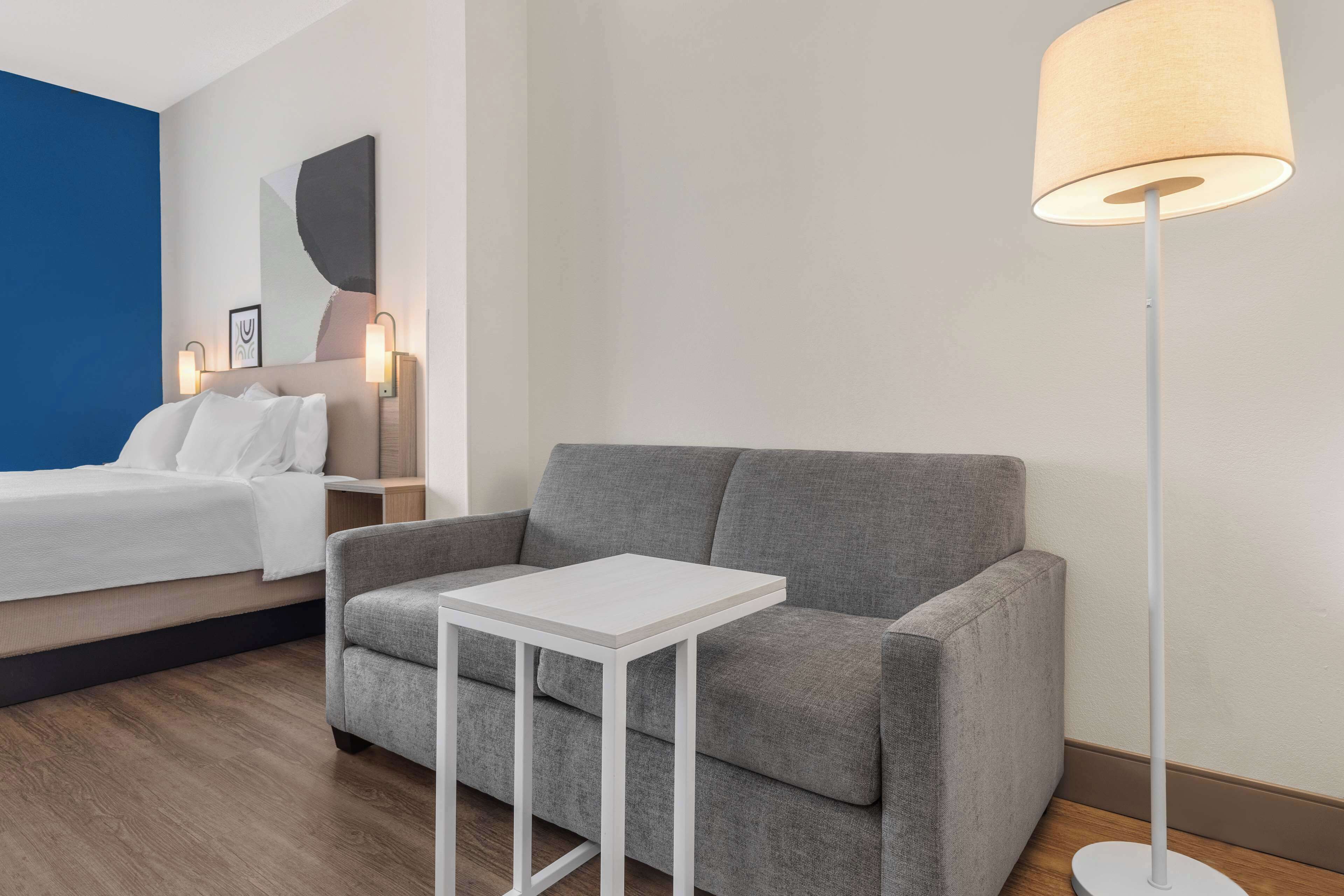 room, 1 king bed, non smoking | living area | 48-inch flat-screen tv with cable channels, tv