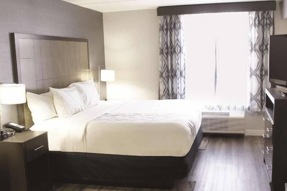 Egyptian cotton sheets, premium bedding, down comforters, pillowtop beds