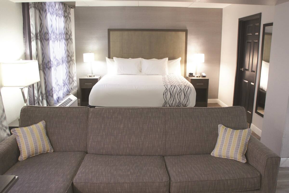 高級客房, 1 張特大雙人床, 非吸煙房 (Deluxe Executive Room) | 埃及棉床單、高級寢具、羽絨被、舒適加層