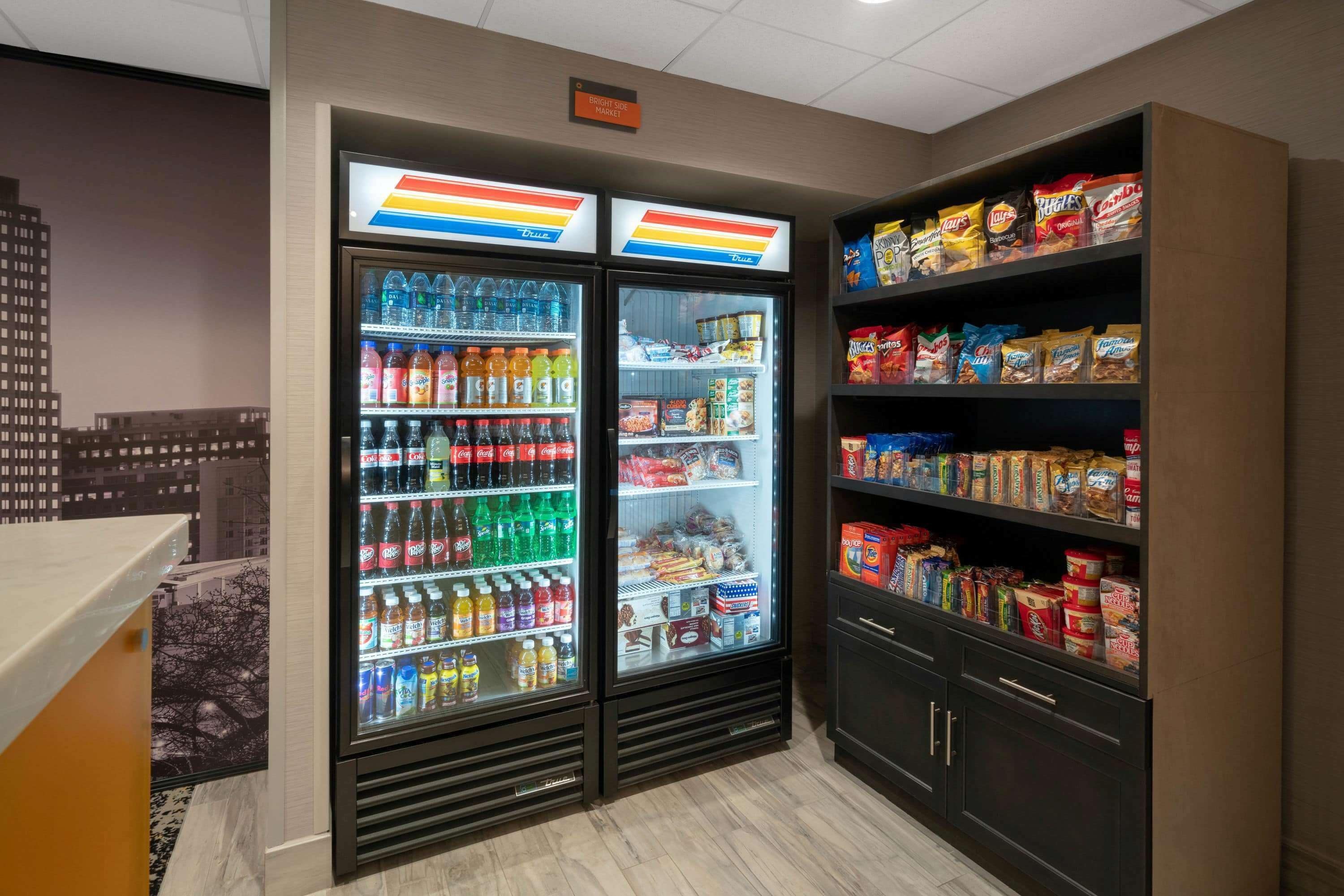 En bemanningsfri dryckesstation med ett stort utbud av drycker och snacks.
