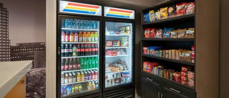 En bemanningsfri dryckesstation med ett stort utbud av drycker och snacks.