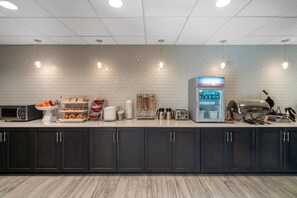 Free daily full breakfast - La Quinta Inn & Suites by Wyndham Raleigh Downtown North (Raleigh)