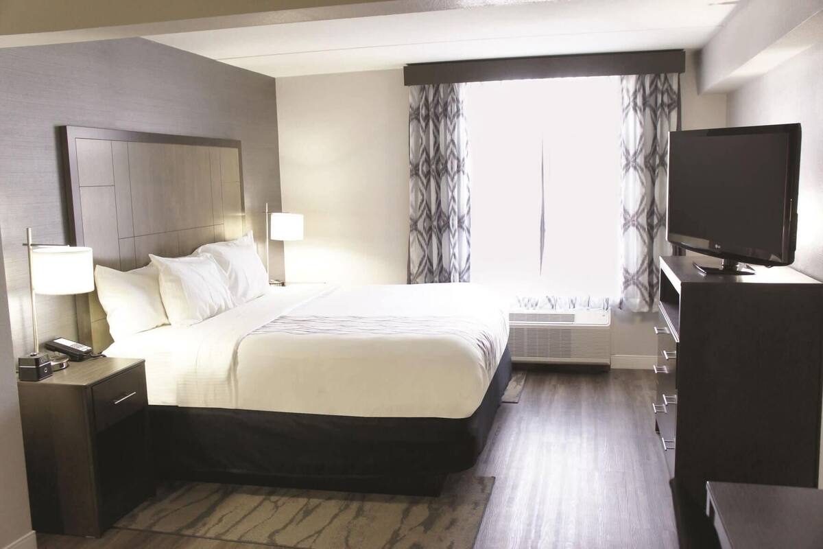 Egyptian cotton sheets, premium bedding, down comforters, pillowtop beds