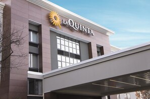 Exterior - La Quinta Inn & Suites by Wyndham Raleigh Downtown North (Raleigh)