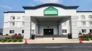 Un edificio con un letrero que dice 'Wingate by Wyndham'.
