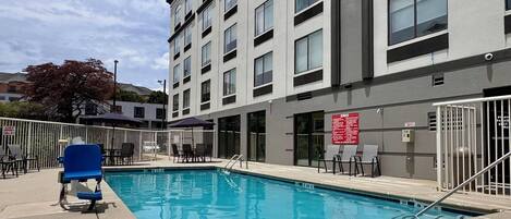 Seasonal outdoor pool, pool umbrellas, sun loungers