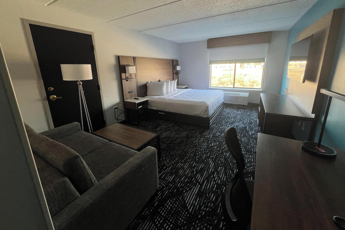 In-room safe, desk, laptop workspace, iron/ironing board