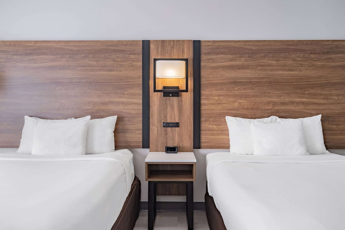 Värdeförvaringsskåp på rummet, skrivbord och arbetsyta för laptop