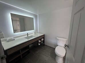 Suite, 1 cama de matrimonio grande | Baño | Ducha y bañera combinadas y artículos de higiene personal gratuitos