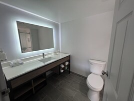 Bañera con ducha, artículos de tocador gratuitos, secador de pelo