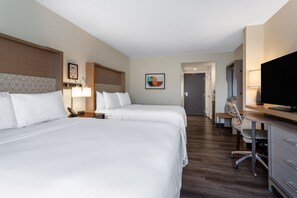 Surmatelas, bureau, rideaux occultants, fer et planche à repasser