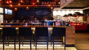 A bar area with a counter, multiple seating options, and overhead lighting fixtures. - Hôtel Énergie Shawinigan (Shawinigan)