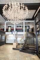 Escritorio y espacio para trabajar con laptop 