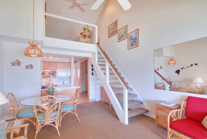 Beachfront One Bedroom with Loft | 客室内のダイニングエリア