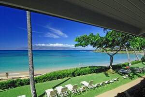 Caja de seguridad en la habitación y tabla de planchar con plancha 