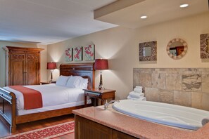 خزنة داخل الغرفة ومكتب ومكواة/لوح كي وأسرّة أطفال/رضّع (مجانًا)