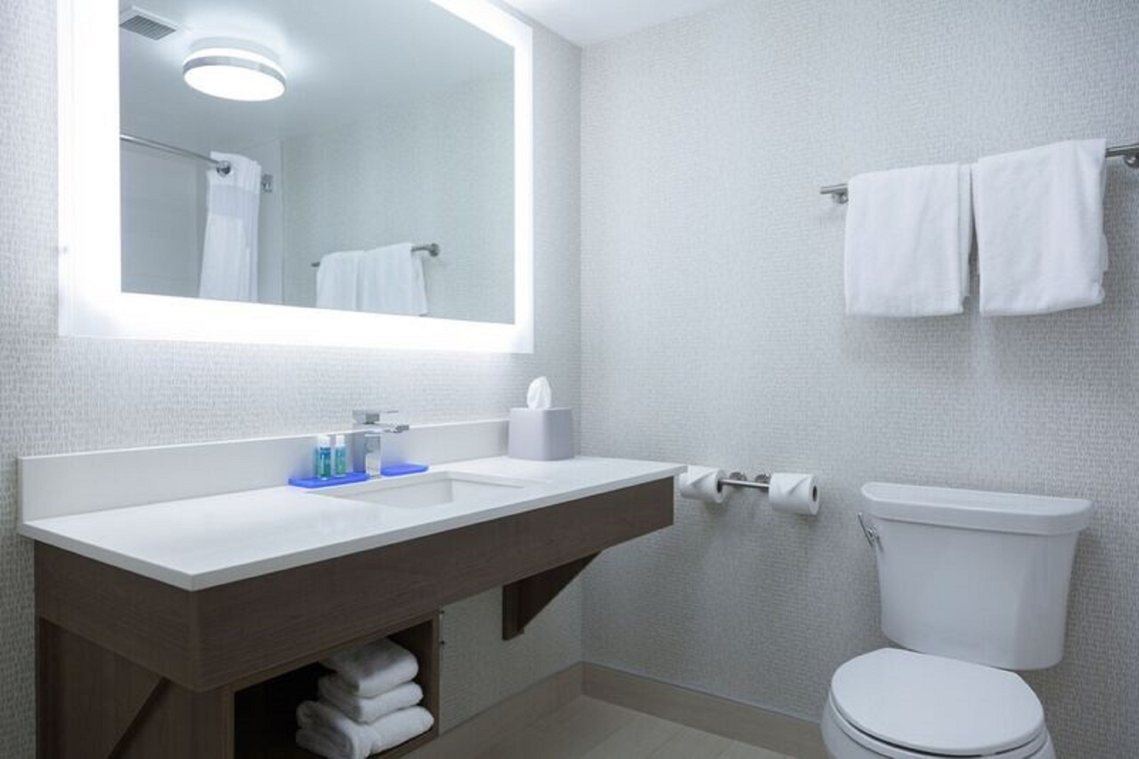 combined shower/bathtub, eco-friendly toiletries, hair dryer, towels