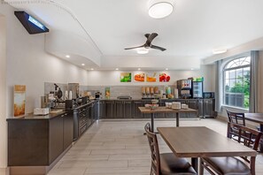Dining - Quality Inn & Suites Oakville (Oakville)