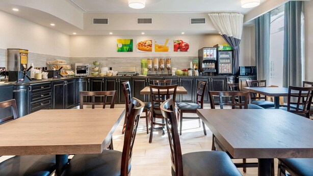Restaurant - Quality Inn & Suites Oakville (Oakville)