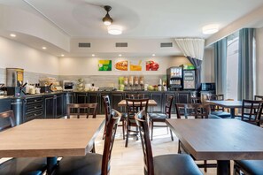 Restaurant - Quality Inn & Suites Oakville (Oakville)