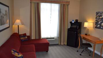 Suite, 1 King Bed, Non Smoking, Jetted Tub | Living area