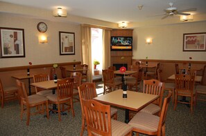 Breakfast area - Quality Inn & Suites Oakville (Oakville)