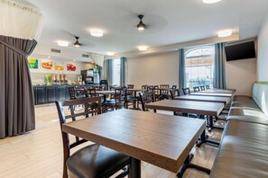 Restaurant - Quality Inn & Suites Oakville (Oakville)