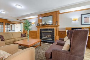 Living area - Quality Inn & Suites Oakville (Oakville)