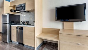 Iron/ironing board - Quality Inn & Suites Oakville (Oakville)
