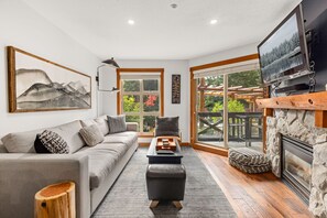 Leilighet | Oppholdsområde | En 40-tommers Flatskjerm-TV med kabel-kanaler samt peis