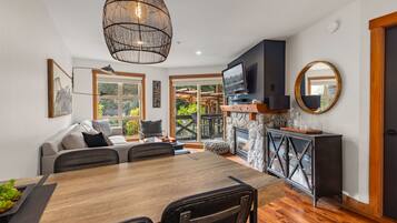 Appartement | Woonruimte | Een 40-inch flatscreentelevisie met kabelzenders en een open haard