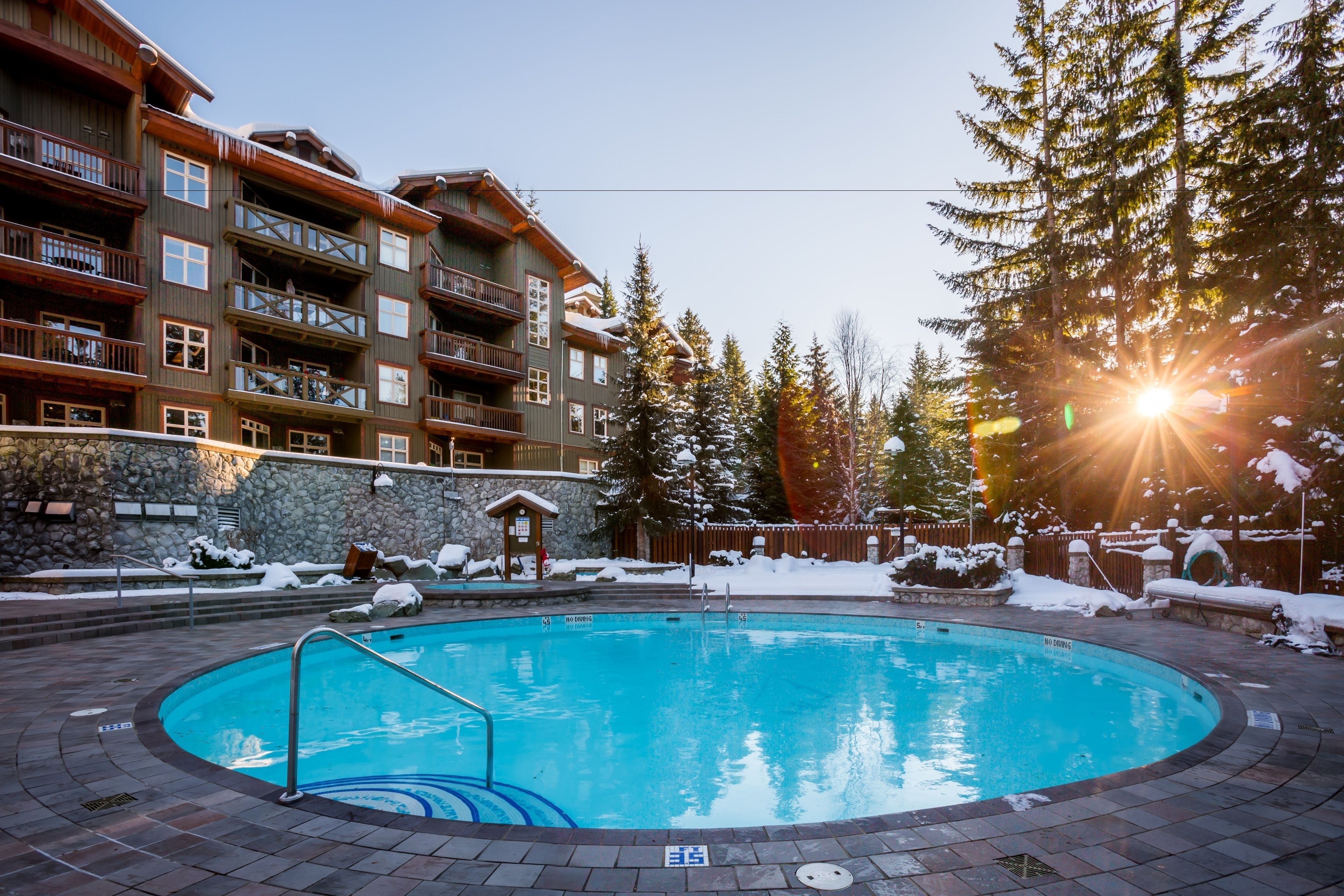 Alberca al aire libre y camastros 